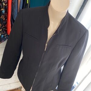 Worthington Women’s Blazer zip front side pockets great condition.